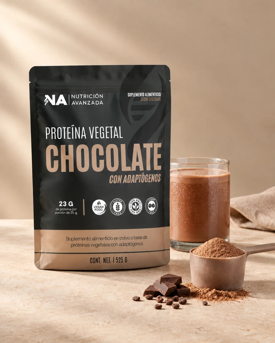 Proteína vegetal chocolate con adaptógenos de 525 g, acompañada de una bebida de chocolate.