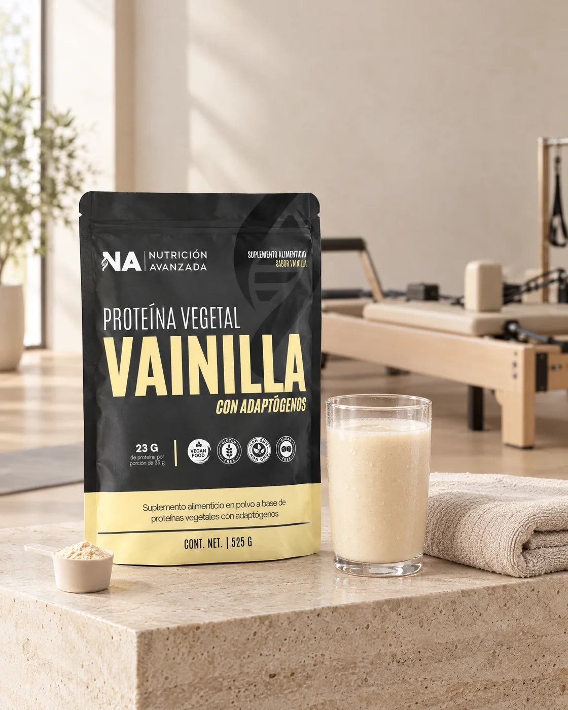 Proteína vegetal vainilla con adaptógenos de 525 g y una bebida en un espacio de entrenamiento.